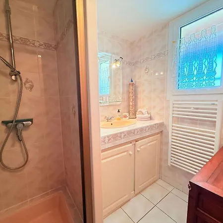 Casa de Férias Au Bord De La Piscine Pres De La