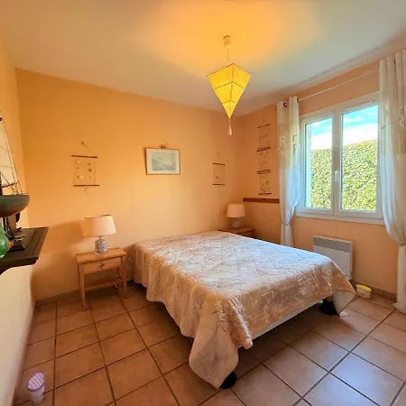 Au Bord De La Piscine Pres De La Casa de Férias
