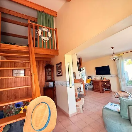 Au Bord De La Piscine Pres De La Casa de Férias *