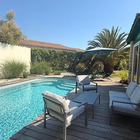 Au Bord De La Piscine Pres De La Casa de Férias