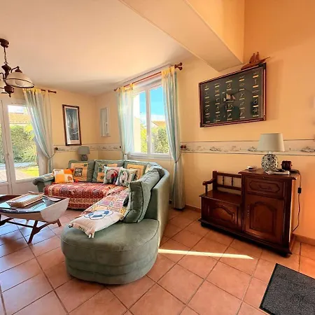 Au Bord De La Piscine Pres De La Holiday home