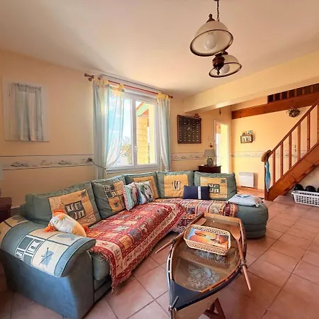 Au Bord De La Piscine Pres De La La Bree-les-Bains