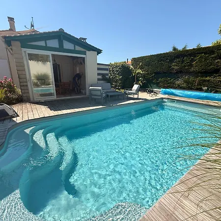 Au Bord De La Piscine Pres De La Dom wakacyjny *