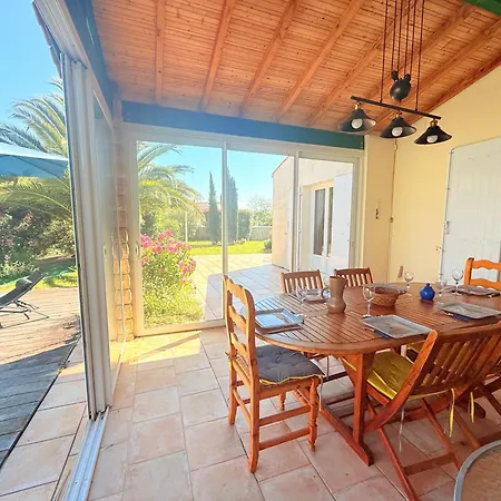 Au Bord De La Piscine Pres De La